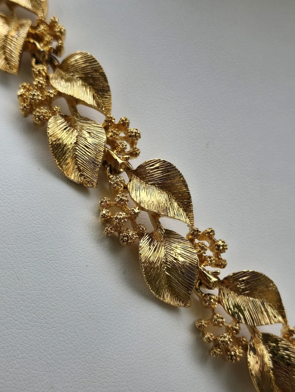 Napier Vintage Gold plated Elegant Gold Leaf Link Necklace - Picture 15 of 16